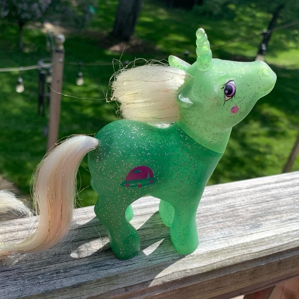 Hasbro 1984 my little pony G1 unicorn made in Hong Kong white hair gold glitter